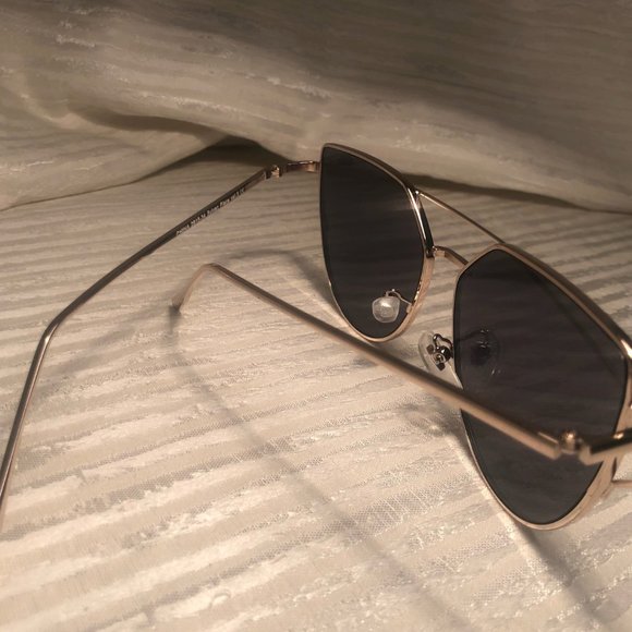 Rose Gold Mirrored Sunglasses - Picture 3 of 4